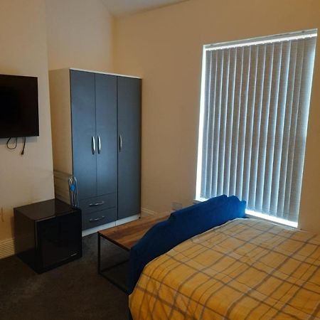 Lovely Bedroom With Shared Kitchen & Bathroom Free Parking Walsall Dış mekan fotoğraf