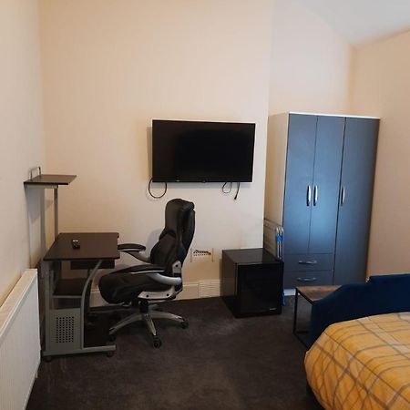 Lovely Bedroom With Shared Kitchen & Bathroom Free Parking Walsall Dış mekan fotoğraf