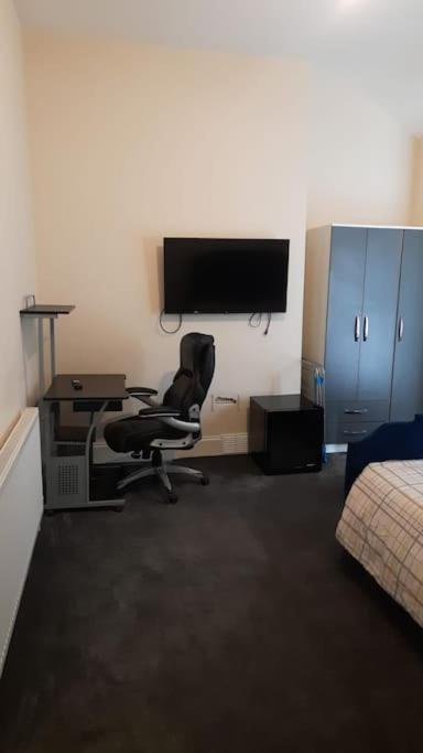 Lovely Bedroom With Shared Kitchen & Bathroom Free Parking Walsall Dış mekan fotoğraf
