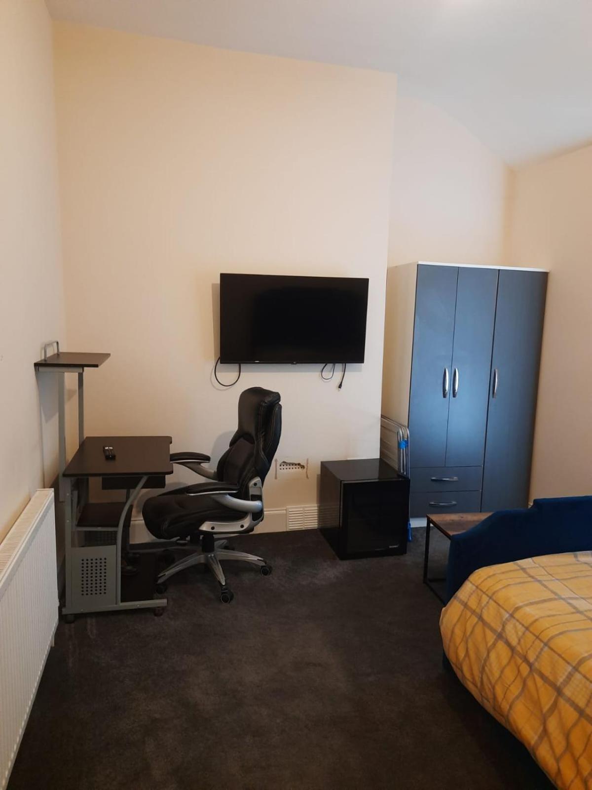 Lovely Bedroom With Shared Kitchen & Bathroom Free Parking Walsall Dış mekan fotoğraf