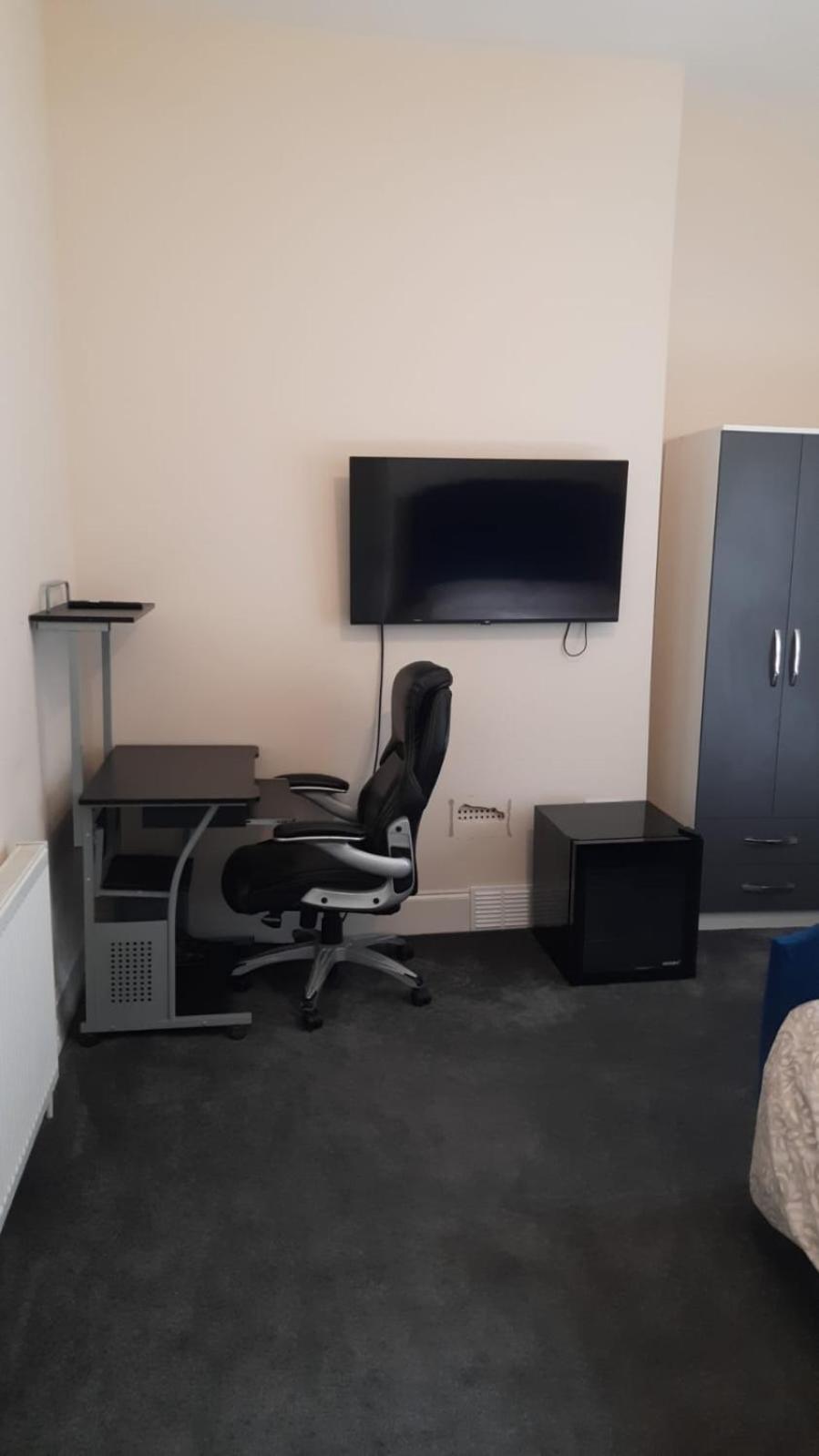Lovely Bedroom With Shared Kitchen & Bathroom Free Parking Walsall Dış mekan fotoğraf