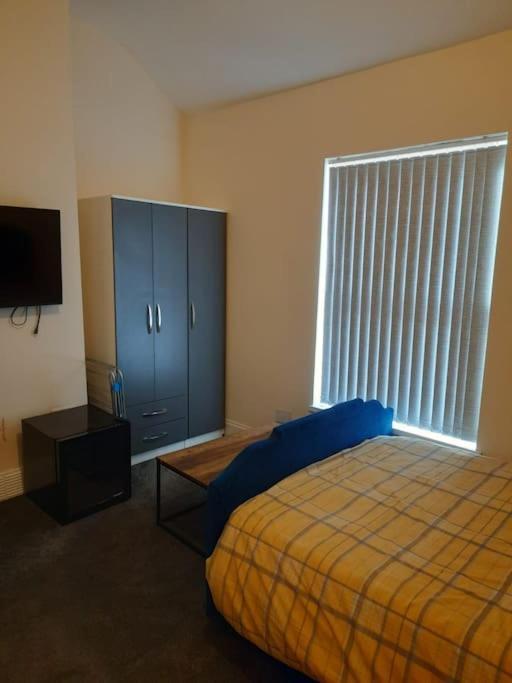 Lovely Bedroom With Shared Kitchen & Bathroom Free Parking Walsall Dış mekan fotoğraf
