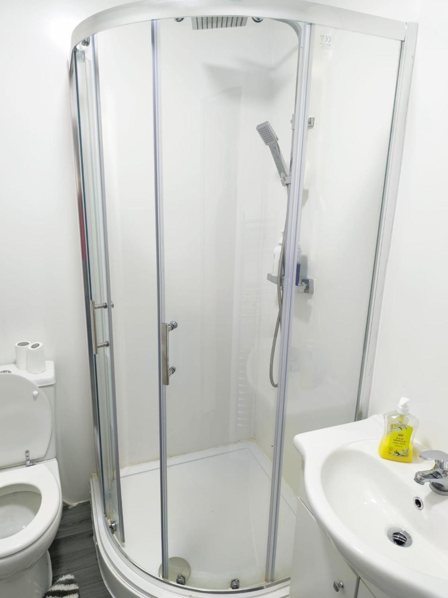 Lovely Bedroom With Shared Kitchen & Bathroom Free Parking Walsall Dış mekan fotoğraf